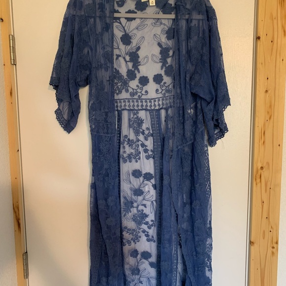 The Buckel lace knee length wrap - Picture 3 of 4